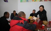 縣委書記王靜嫻重陽節前夕慰問老年人　
