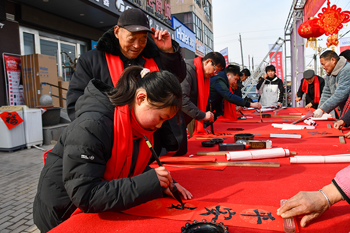 文化迎春 藝術為民 ——民權縣人和鎮開展2026年新春義寫春聯公益活動